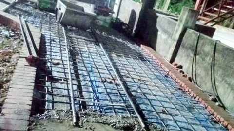 কাজের মান নিয়ে ছাত্রদলের আপত্তি, কলেজের সড়কের ঢালাই বন্ধ