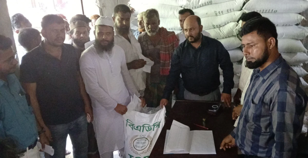 আলমডাঙ্গায় জব্দ ৪৪০ বস্তা টিএসপি সার কৃষকদের কাছে ন্যায্যমূল্যে বিক্রি